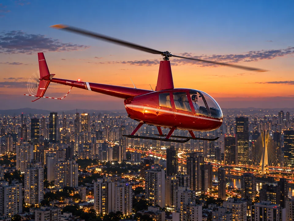 Helicóptero em voo ao entardecer sobre São Paulo